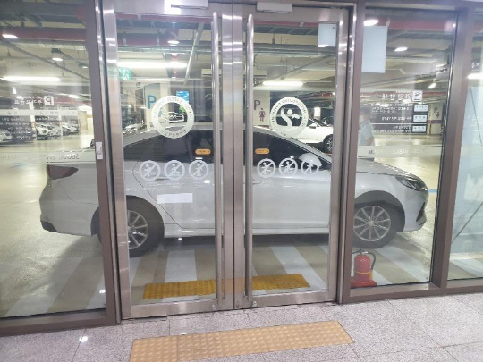 지난 8일 보배드림에 올라온 모 박물관 주차 빌런 모습. 보배드림 캡쳐.